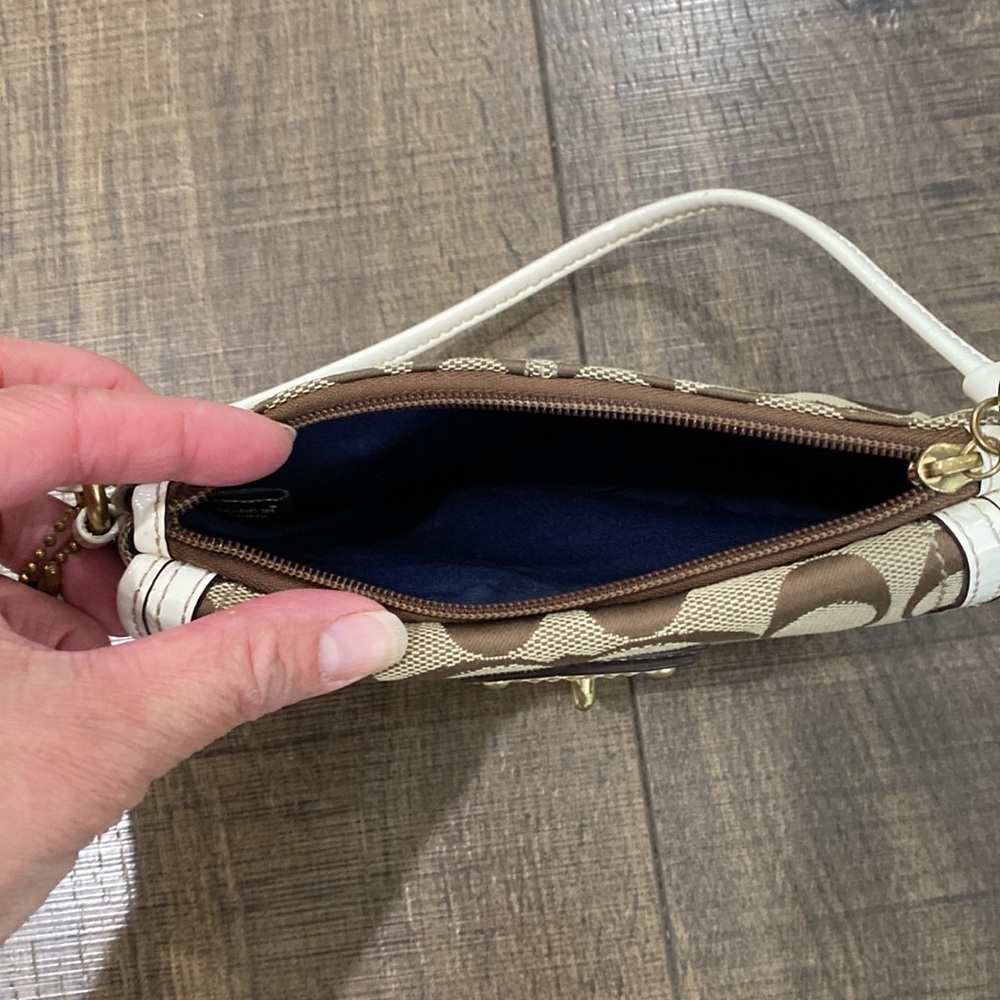 Genuine canvas and leather Coach wristlet - Picture 4 of 7